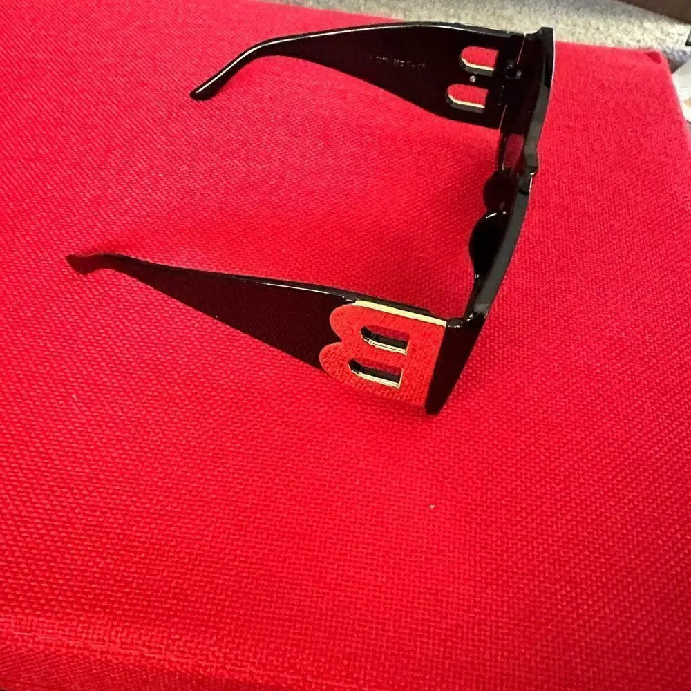 NWT Oversized heavy plastic frame, sunglasses metallic B Decor UV protec…
